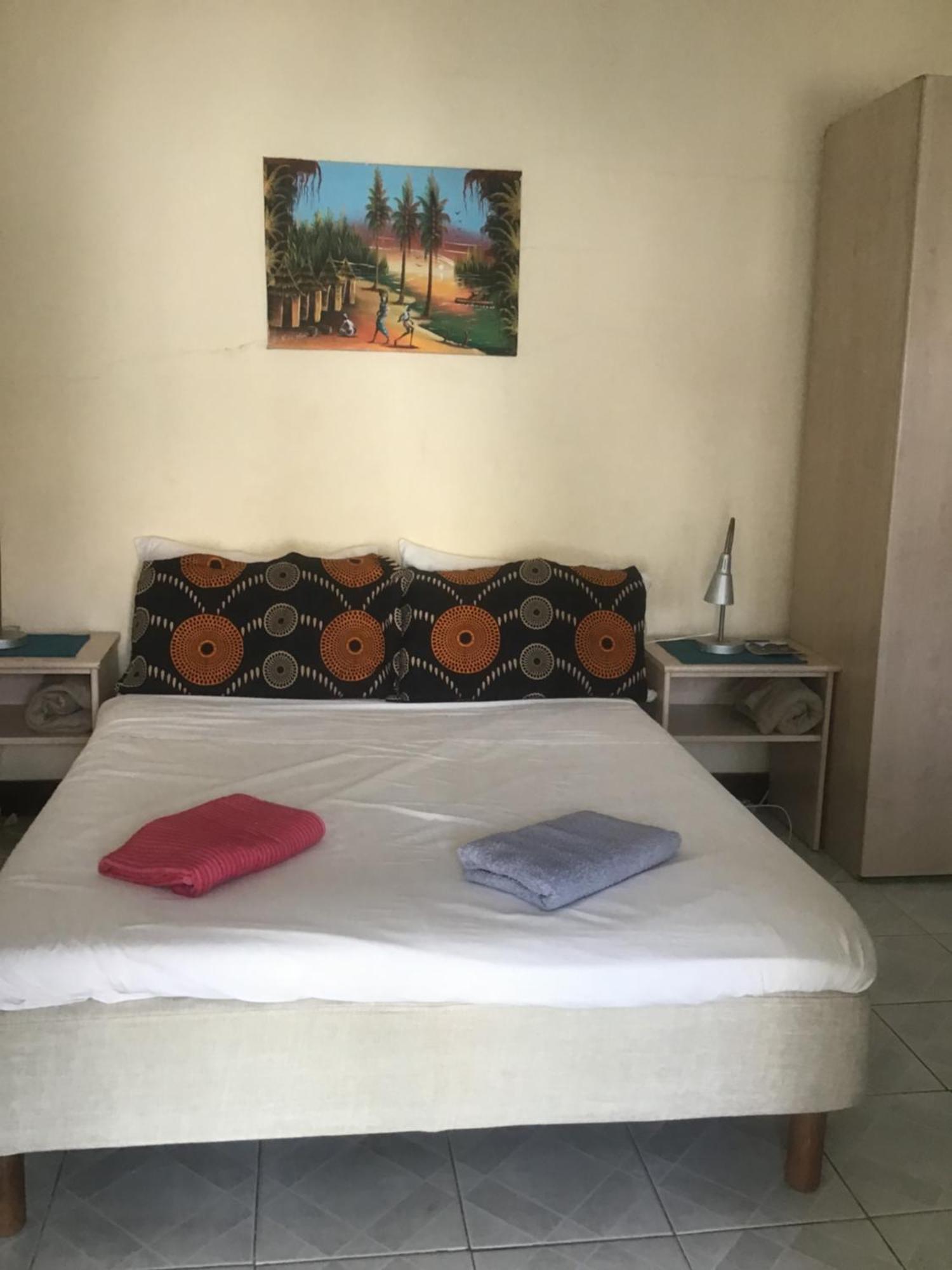 Anns Guesthouse Bakaugambia Exterior foto