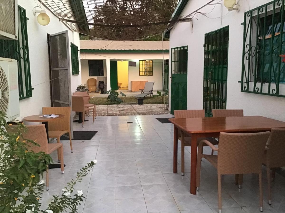 Anns Guesthouse Bakaugambia Exterior foto